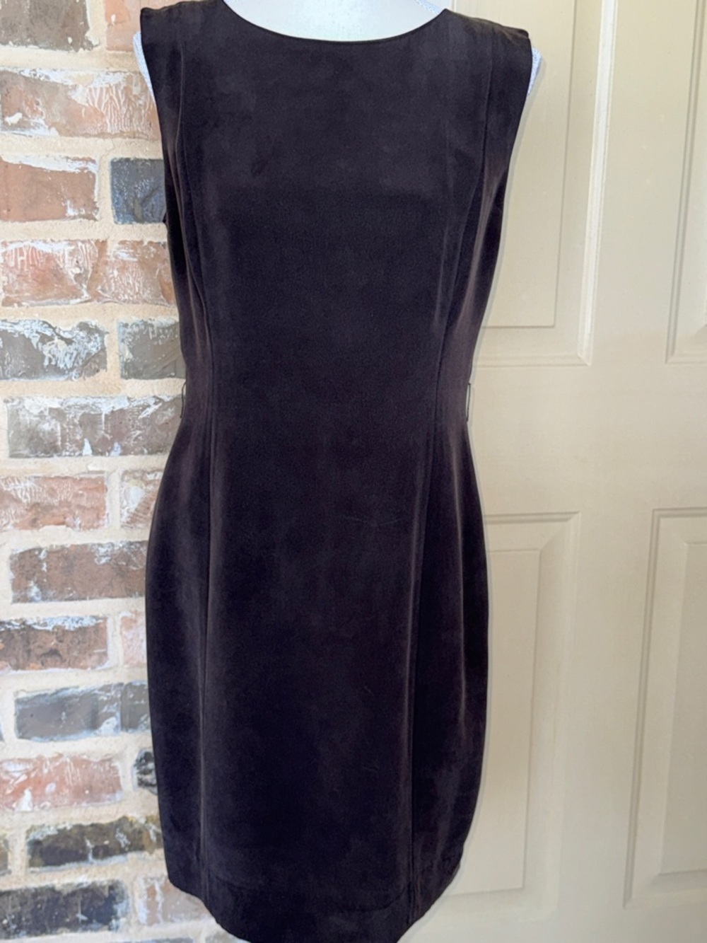Dana Buchman Dark Brown 100% Silk Classic Sleeveless Sheath Dress Timeless